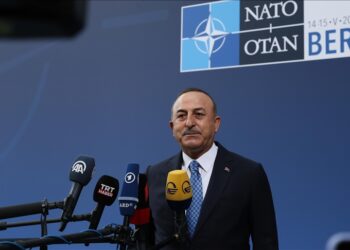 تشاووش أوغلو يلتقي نظيره الدنماركي في برلين