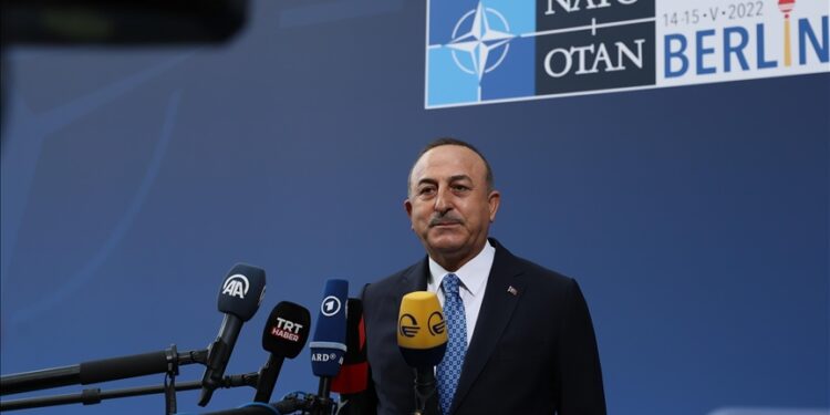 تشاووش أوغلو يلتقي نظيره الدنماركي في برلين