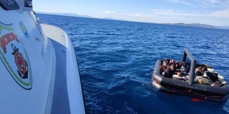 خفر السواحل التركي ينقذ 75 مهاجرا أعادتهم اليونان قسرا