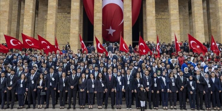 تركيا تحتفل بعيد الشباب والرياضة