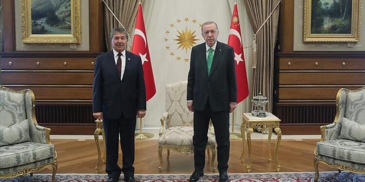 أردوغان يلتقي رئيس وزراء قبرص التركية