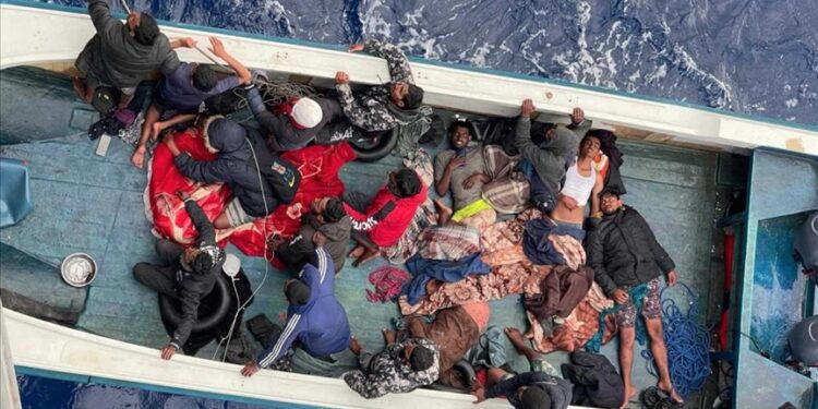 القوات التركية تنقذ 17 مهاجرا قبالة مصراتة الليبية