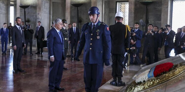 رئيس كازاخستان يزور ضريح أتاتورك في أنقرة