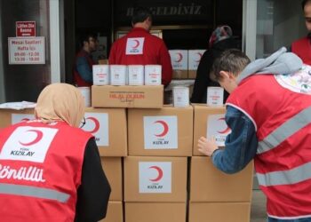 الهلال الأحمر التركي يسلم 1500 طرد غذائي لدار أيتام في أفغانستان