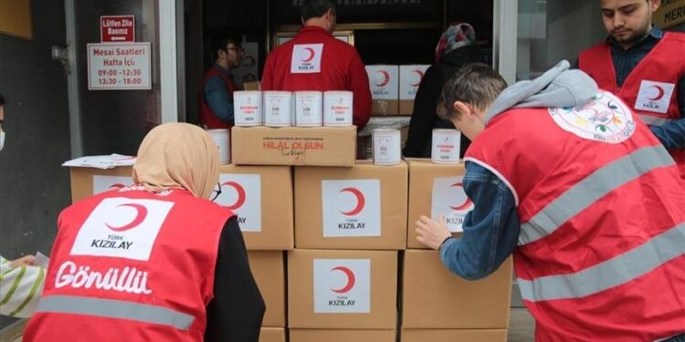 الهلال الأحمر التركي يسلم 1500 طرد غذائي لدار أيتام في أفغانستان