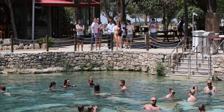 باموق قلعة التركية تجذب 240 ألف سائح في 4 أشهر