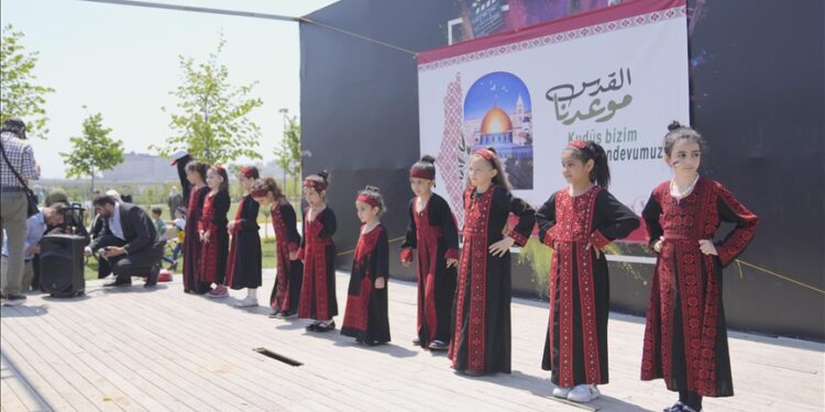 إسطنبول.. أطفال أتراك وعرب يحيون ذكرى النكبة الفلسطينية