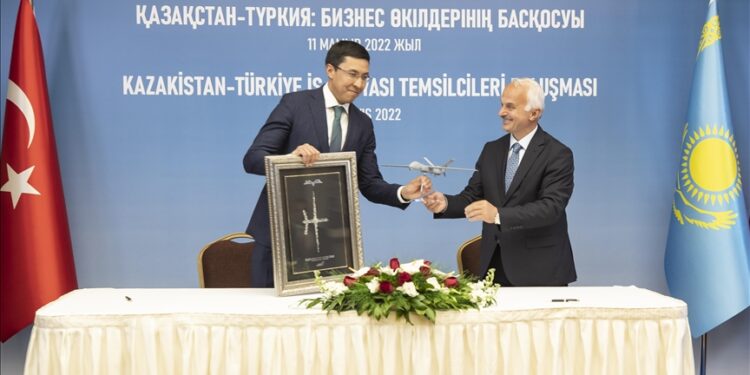 اتفاق على إنتاج مسيرات “عنقاء” التركية في كازاخستان