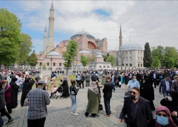 إقبال كثيف من السياح على شبه الجزيرة التاريخية بإسطنبول