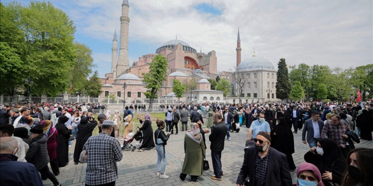 إقبال كثيف من السياح على شبه الجزيرة التاريخية بإسطنبول