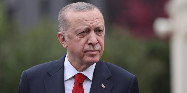 أردوغان يعتزم زيارة الإمارات للتعزية بوفاة الشيخ خليفة