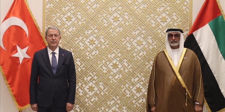 وزيرا دفاع تركيا والإمارات يبحثان التعاون العسكري