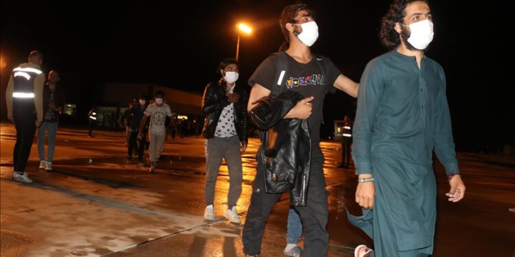 تركيا تعيد 103 مهاجرين إلى أفغانستان