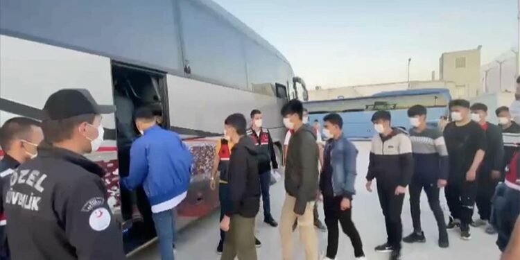 تركيا ترحل 34 ألفا و112 مهاجرا غير نظامي منذ مطلع 2022