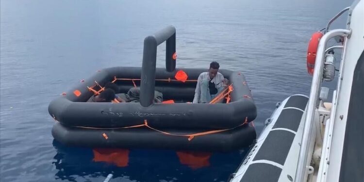 تركيا.. إنقاذ 54 مهاجرا قبالة سواحل إزمير وموغلا