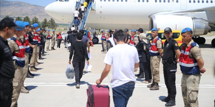 تركيا تعيد 454 مهاجرا إلى أفغانستان