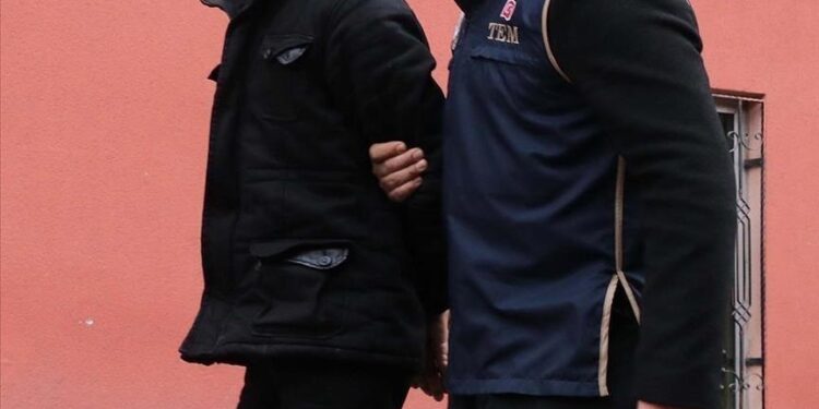 توقيف 19 متهما بتمويل “داعش”