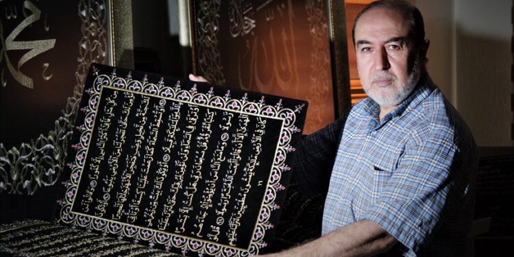 خطاط سوري يبدع في نقش القرآن الكريم على القماش