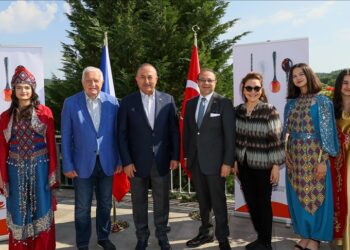 تشاووش أوغلو يفتتح “مهرجان براغ للثقافة التركية وفن الطبخ”