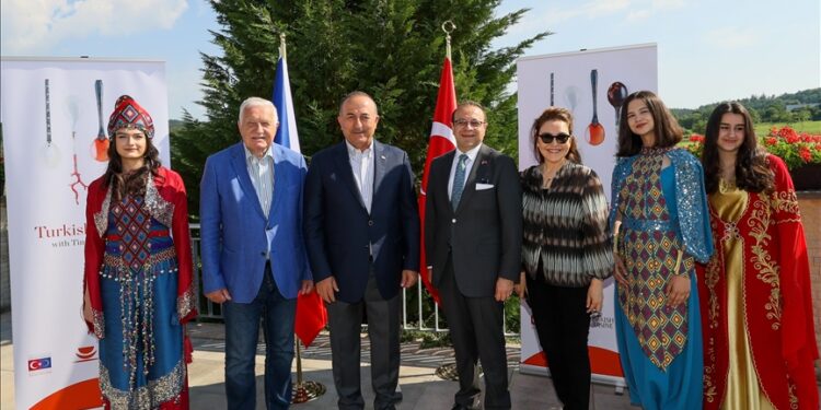 تشاووش أوغلو يفتتح “مهرجان براغ للثقافة التركية وفن الطبخ”