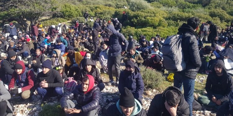 ضبط 120 مهاجرا غير نظامي غربي تركيا