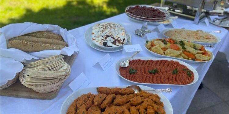 تركيا تعرف بمائدة فطورها في بولندا