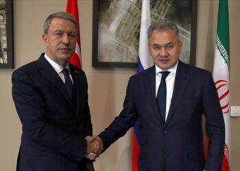 وزيرا الدفاع التركي والروسي يبحثان قضايا إقليمية