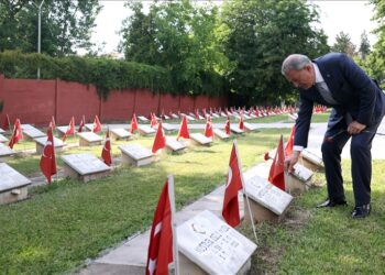 أكار يزور مقبرة الشهداء الأتراك في رومانيا