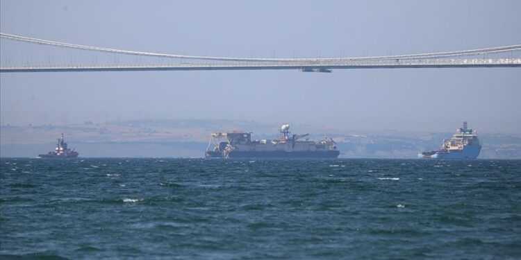 تركيا.. السفينة المكلفة بمد أنابيب الغاز تقترب من البحر الأسود