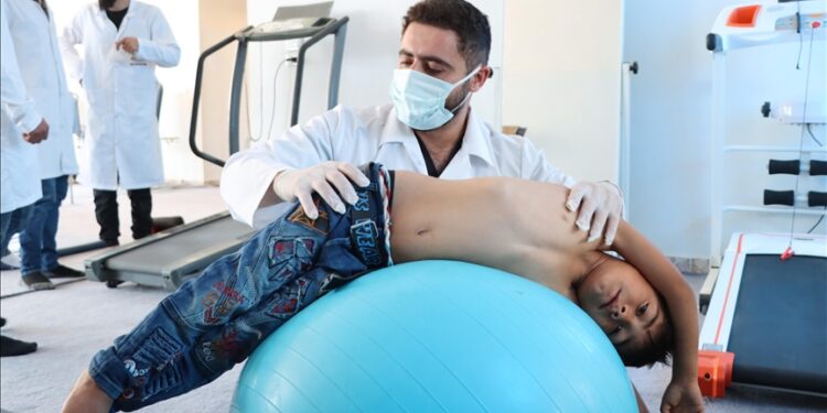 إدلب.. مركز تركي للعلاج الفيزيائي يمحو آثار الحرب