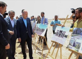 صويلو يتفقد مشروع بناء مساكن في تل أبيض السورية