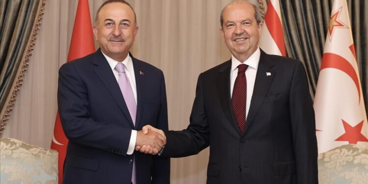 رئيس قبرص التركية يستقبل وزير الخارجية التركي في لفكوشا