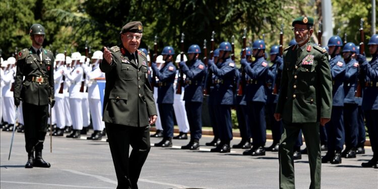 رئيس الأركان التركي يستضيف نظيره الإماراتي