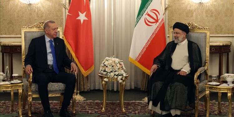 أردوغان يلتقي رئيسي في طهران