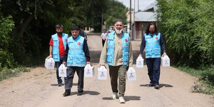 تركيا توزع لحوم أضاح في 82 دولة