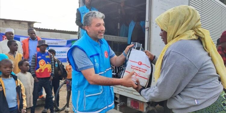 “الديانة التركي” يوزع لحوم أضاحي على 3 آلاف أسرة في زامبيا