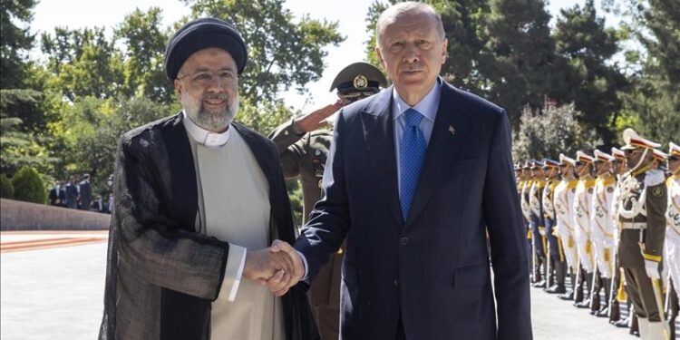 إيران.. رئيسي يستقبل أردوغان بمراسم رسمية