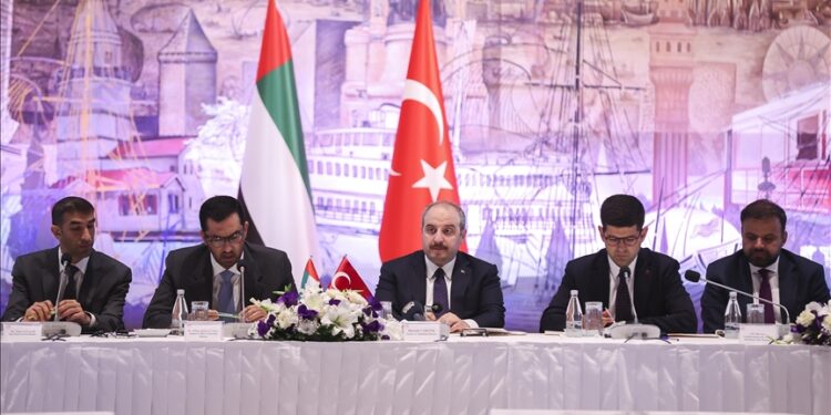 إسطنبول.. وزير الصناعة والتكنولوجيا التركي يلتقي نظيره الإماراتي