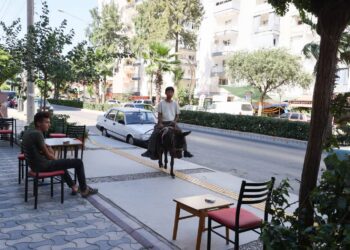 ياباني ينهي جولة واسعة في تركيا على ظهر حمار