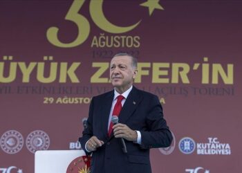 الرئيس أردوغان: أعلنا للعالم أجمع أنه لا يمكن قطع الكفن عن الاترك