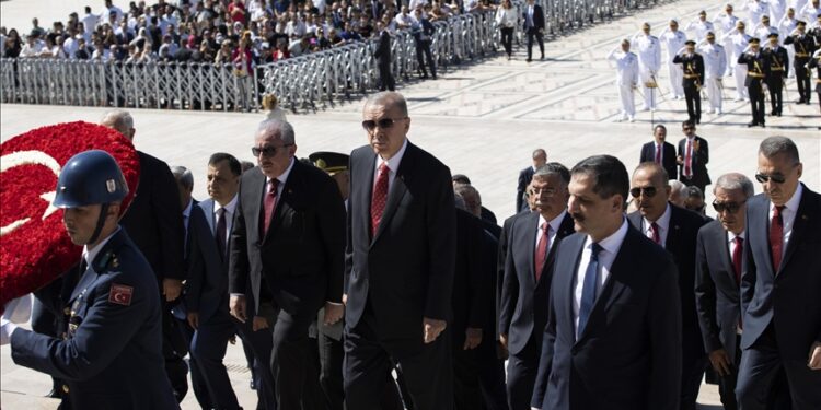الرئيس أردوغان يزور مقبرة الدولة