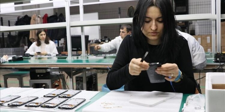 زاد إنتاج الهاتف المحمول المحلي 7 أضعاف