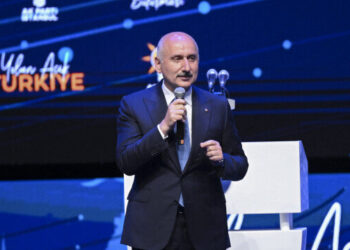 وزير النقل والبنى التحتية التركي توفير مليار ليتر وقود سنوياً بفضل الطرقات التي أنشأتها الحكومة