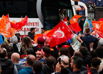 أنصار أردوغان يبدؤون بالتجمع أمام مقر حزب العدالة والتنمية في إسطنبول