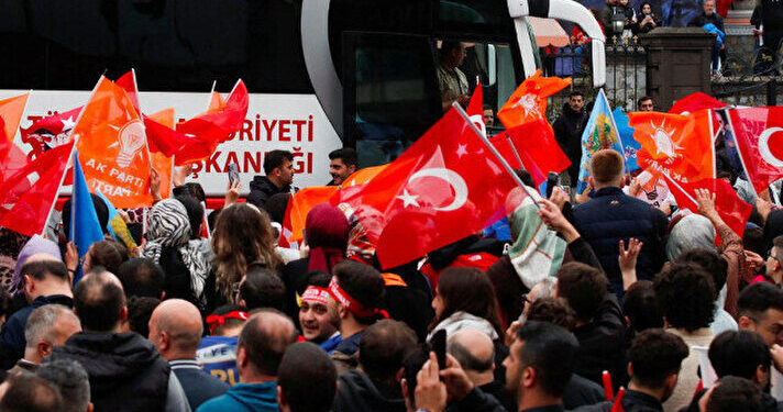 أنصار أردوغان يبدؤون بالتجمع أمام مقر حزب العدالة والتنمية في إسطنبول