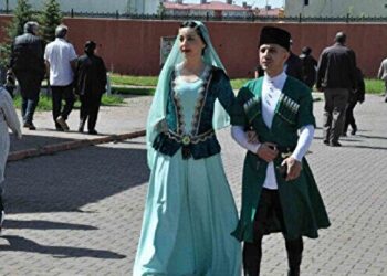 بالصور.. زوجان تركيا يشاركان في الانتخابات الرئاسية بالزي القوقازي