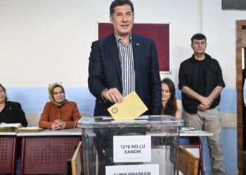 سنان أوغان يدلي بصوته بالانتخابات في أنقرة