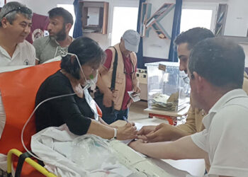 على نقالة موصولة بأسطوانة أوكسجين.. مسنة تركية تدلي بصوتها في الانتخابات