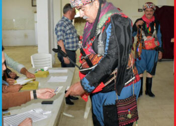 بالصور: بالأزياء التقليدية.. مواطنون أتراك يدلون بأصواتهم في الجولة الثانية من الانتخابات الرئاسية.