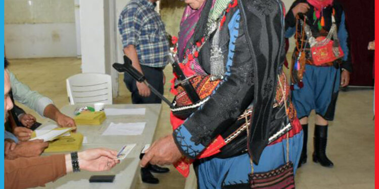 بالصور: بالأزياء التقليدية.. مواطنون أتراك يدلون بأصواتهم في الجولة الثانية من الانتخابات الرئاسية.